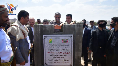 Le président Al-Mashat pose la première pierre du projet de cité médicale de Sanaa sur un autel dans la capitale Sanaa